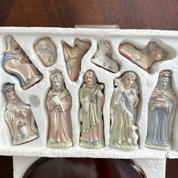 Vintage 11 pc Pastel Porcelain Nativity Set With Wood Base - Picture 3 of 5